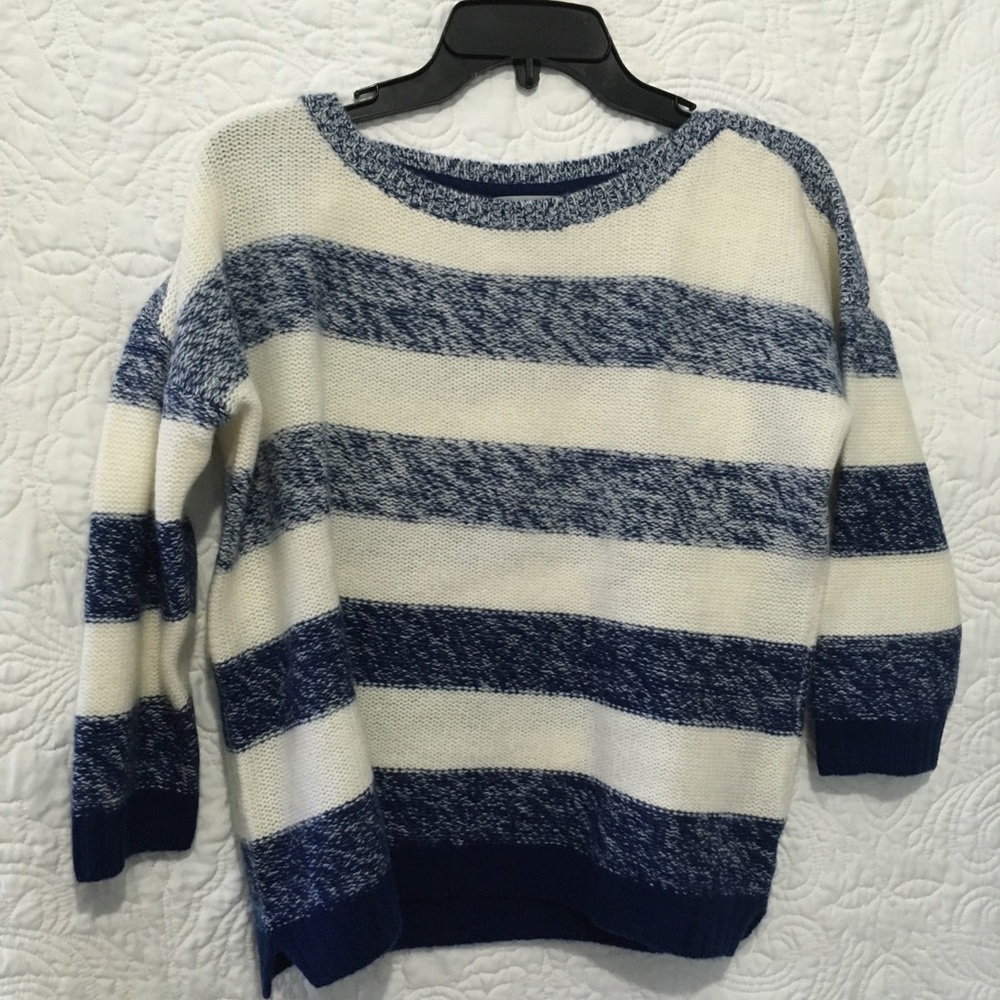 Sweater. 3/4 sleeves.